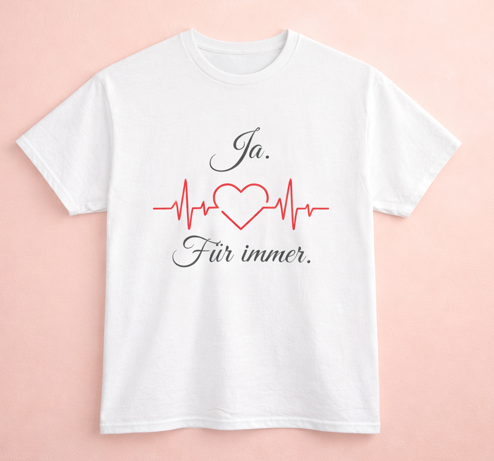 Weißes Unisex T-Shirt mit dem Schriftzug „Ja. Für immer.“ und roter Herzschlaglinie mit Herzsymbol – romantisches Design zur Hochzeit oder Verlobung.