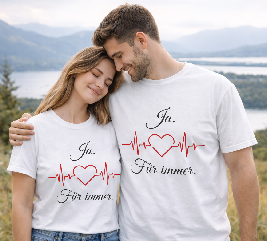 Weißes Unisex T-Shirt mit dem Schriftzug „Ja. Für immer.“ und roter Herzschlaglinie mit Herzsymbol – romantisches Design zur Hochzeit oder Verlobung.