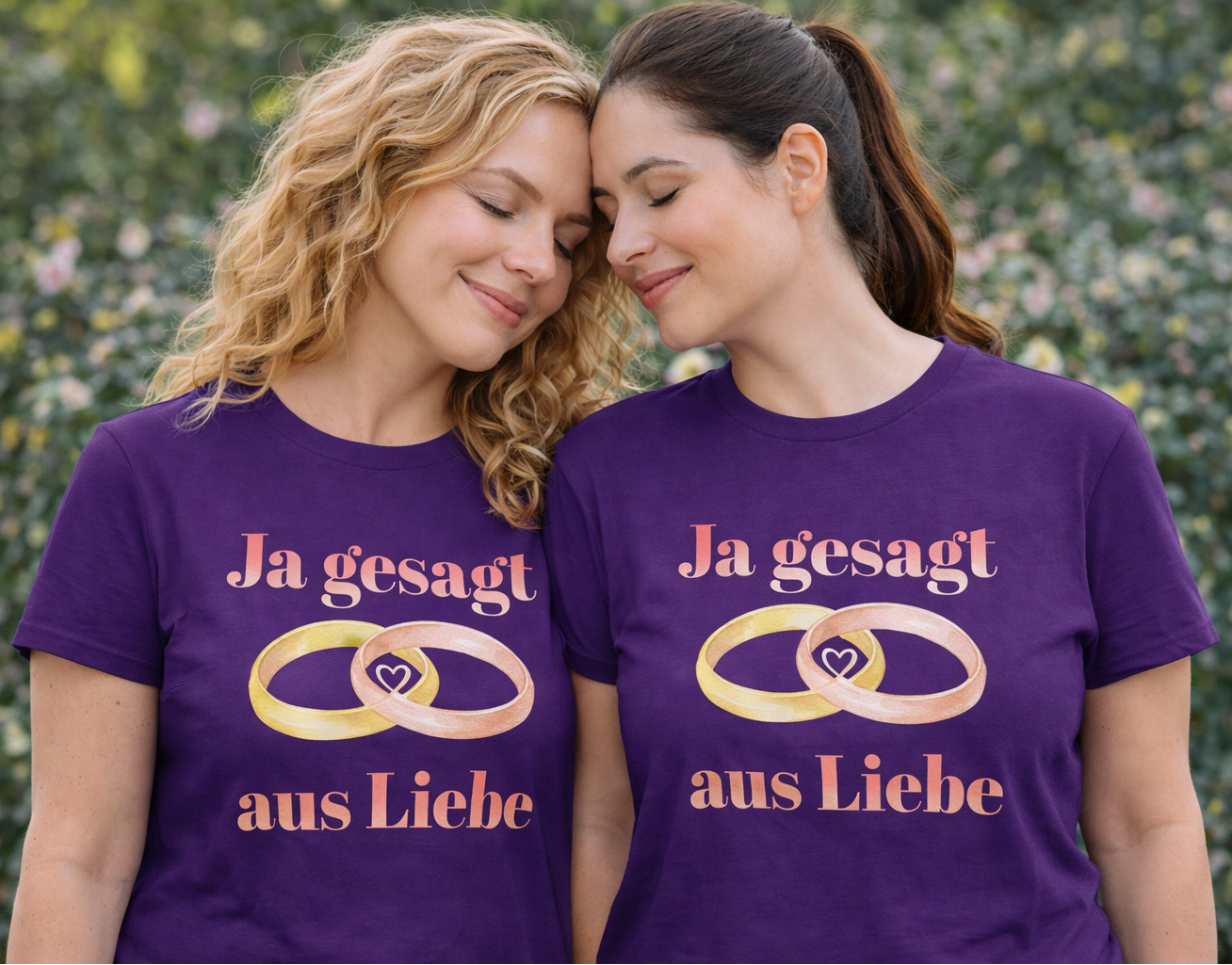 Unisex T-Shirt mit dem Schriftzug „Ja gesagt aus Liebe“ und zwei ineinander verschlungenen Eheringen in Gold und Roségold als romantisches Hochzeitsmotiv.