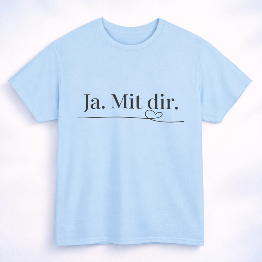 Weißes Unisex T-Shirt mit dem Schriftzug „Ja. Mit dir.“ und einer feinen Herzlinie – minimalistisches romantisches Design zur Verlobung oder Hochzeit.