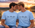 Weißes Unisex T-Shirt mit dem Schriftzug „Ja. Mit dir.“ und einer feinen Herzlinie – minimalistisches romantisches Design zur Verlobung oder Hochzeit.
