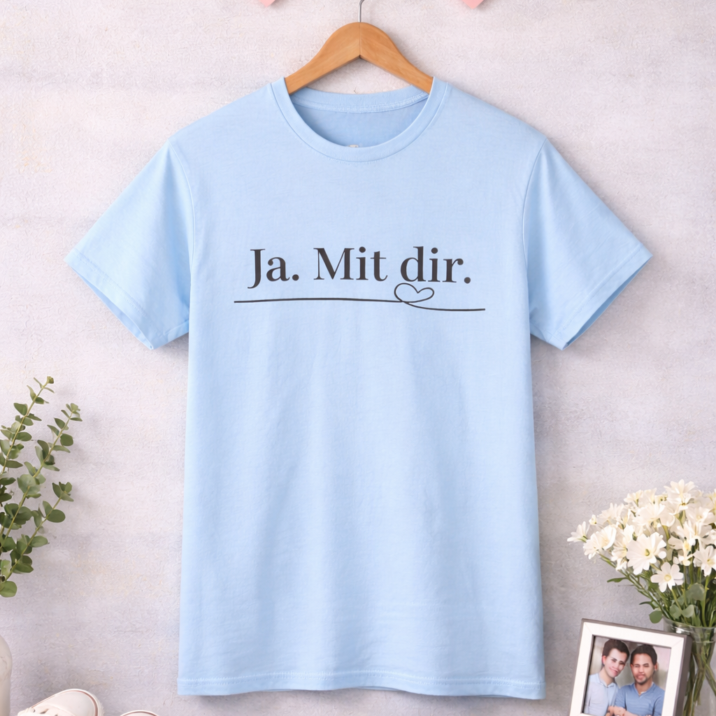 Weißes Unisex T-Shirt mit dem Schriftzug „Ja. Mit dir.“ und einer feinen Herzlinie – minimalistisches romantisches Design zur Verlobung oder Hochzeit.