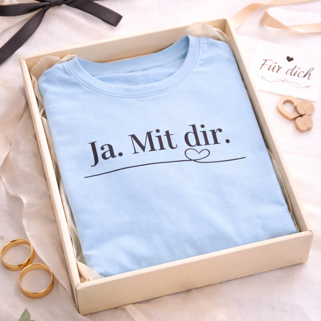 Weißes Unisex T-Shirt mit dem Schriftzug „Ja. Mit dir.“ und einer feinen Herzlinie – minimalistisches romantisches Design zur Verlobung oder Hochzeit.