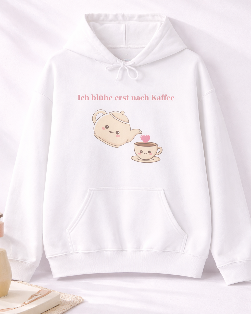 Weißer oder schwarzer Unisex Hoodie mit dem Spruch „Ich blühe erst nach Kaffee“ sowie niedlicher Kaffeekanne und Tassen-Illustration für Kaffeeliebhaber.