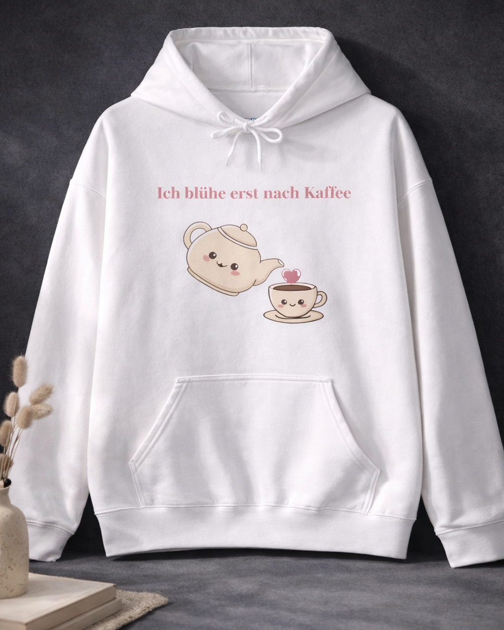Weißer oder schwarzer Unisex Hoodie mit dem Spruch „Ich blühe erst nach Kaffee“ sowie niedlicher Kaffeekanne und Tassen-Illustration für Kaffeeliebhaber.