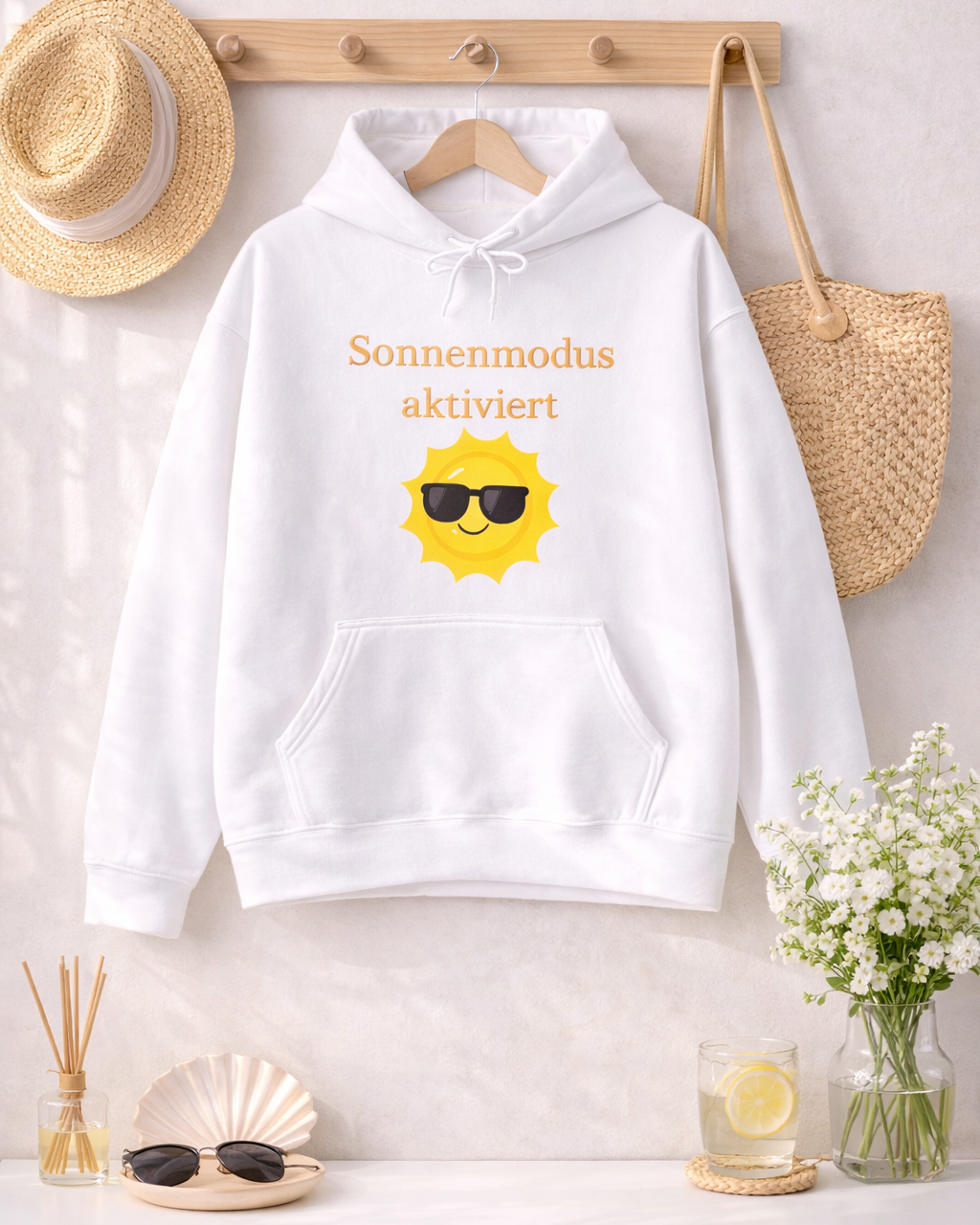 Weißer oder royalblauer Unisex Hoodie mit dem Aufdruck „Sonnenmodus aktiviert“ und fröhlichem Sonnenmotiv für Sommer, Urlaub und gute Laune.