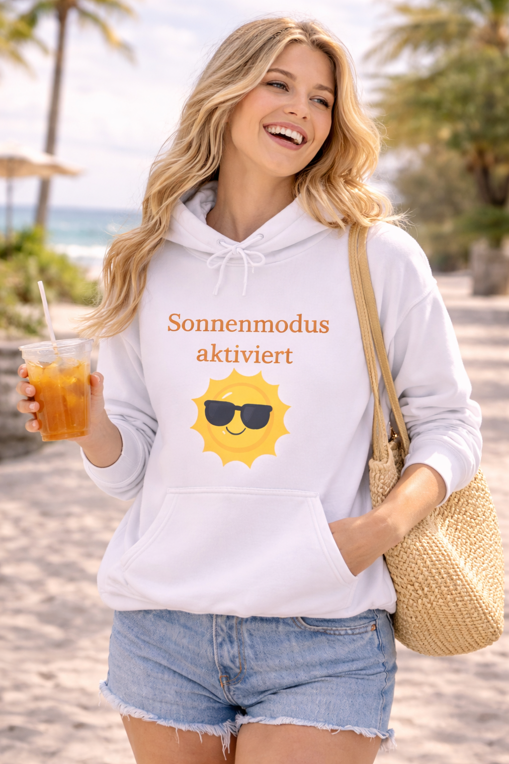 Weißer oder royalblauer Unisex Hoodie mit dem Aufdruck „Sonnenmodus aktiviert“ und fröhlichem Sonnenmotiv für Sommer, Urlaub und gute Laune.