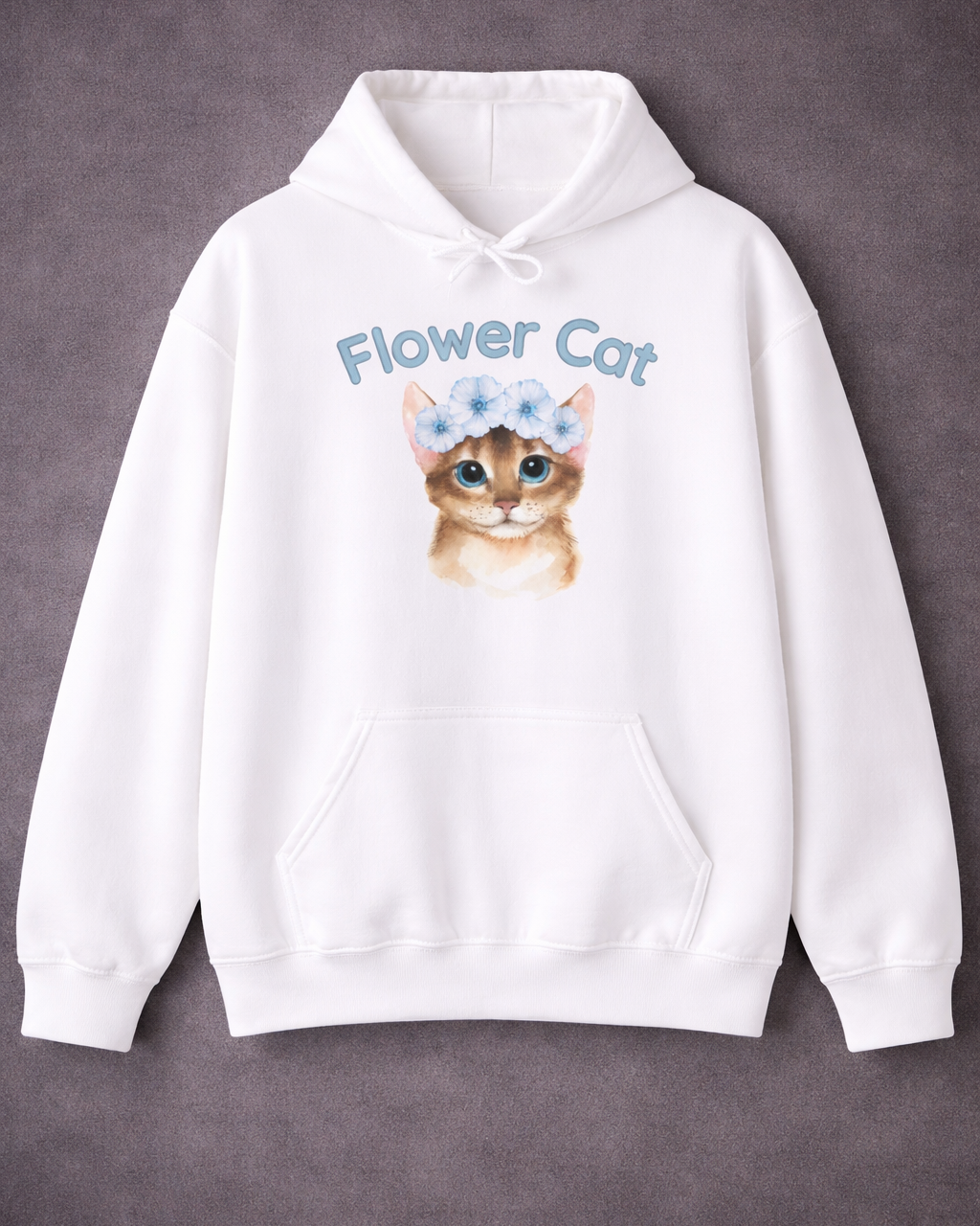 Weißer Unisex-Hoodie mit süßer Katze, blauem Blumenkranz und dem Schriftzug „Flower Cat“ auf der Vorderseite.