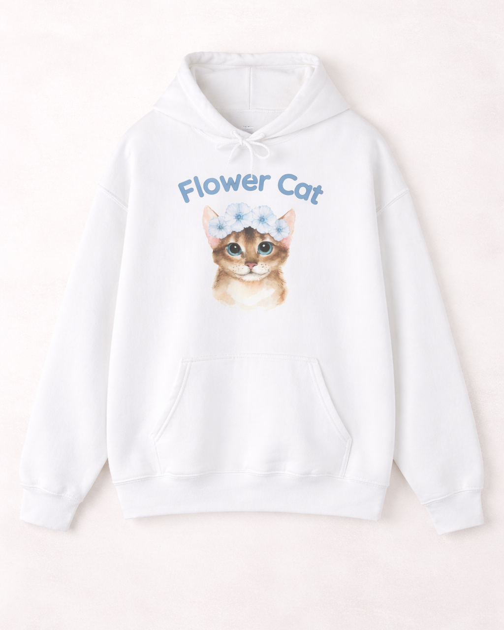 Weißer Unisex-Hoodie mit süßer Katze, blauem Blumenkranz und dem Schriftzug „Flower Cat“ auf der Vorderseite.