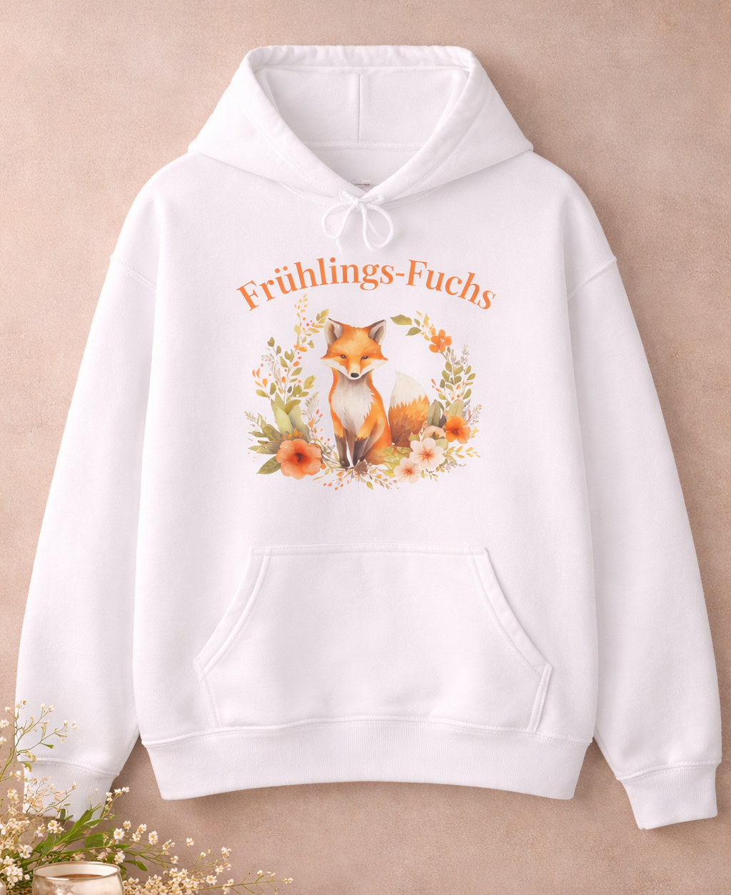 Alt-Text:
Weißer Hoodie mit niedlichem Fuchs-Motiv und floralen Frühlingsblumen sowie dem Schriftzug „Frühlings-Fuchs“.
