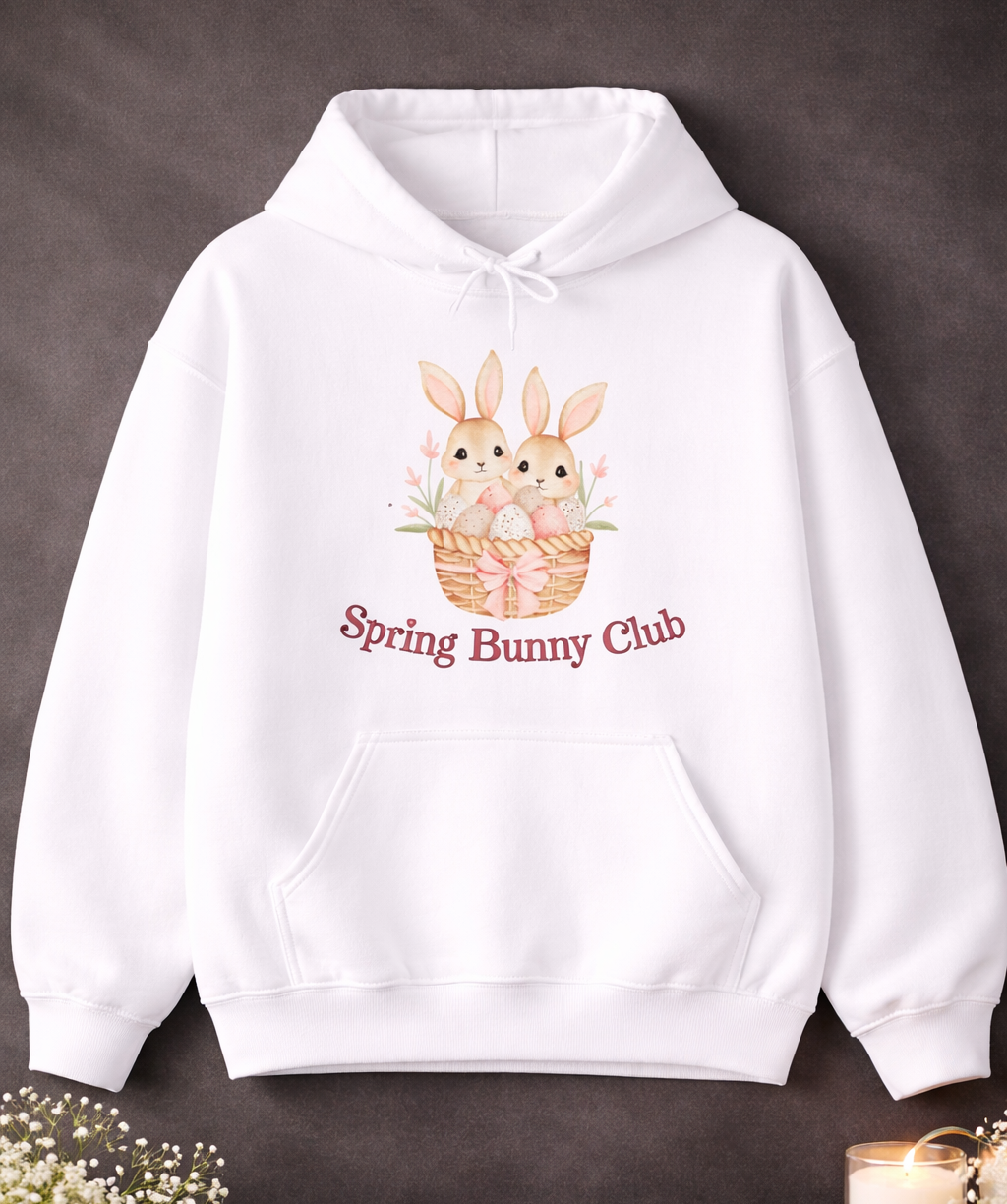 Weißer Unisex-Hoodie mit zwei süßen Hasen in einem Osterkörbchen und dem Schriftzug „Spring Bunny Club“ auf der Vorderseite.