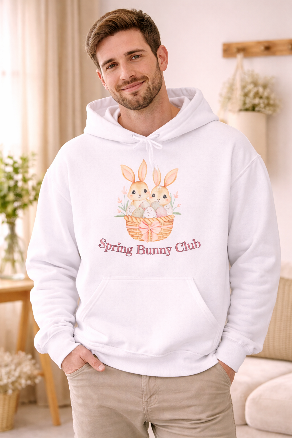Weißer Unisex-Hoodie mit zwei süßen Hasen in einem Osterkörbchen und dem Schriftzug „Spring Bunny Club“ auf der Vorderseite.