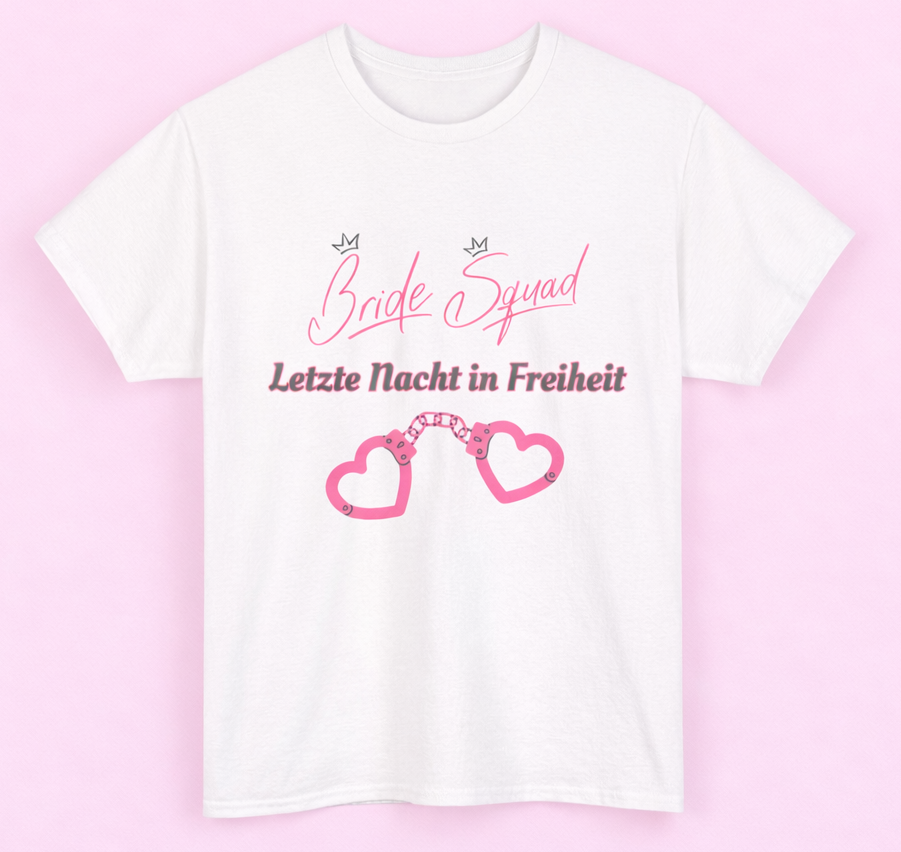 Weißes Unisex T-Shirt mit dem Schriftzug „Bride Squad – Letzte Nacht in Freiheit“ sowie rosa Herz-Handschellen – ideales Outfit für den Junggesellinnenabschied.