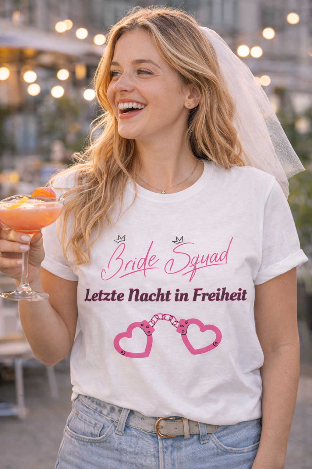 Weißes Unisex T-Shirt mit dem Schriftzug „Bride Squad – Letzte Nacht in Freiheit“ sowie rosa Herz-Handschellen – ideales Outfit für den Junggesellinnenabschied.