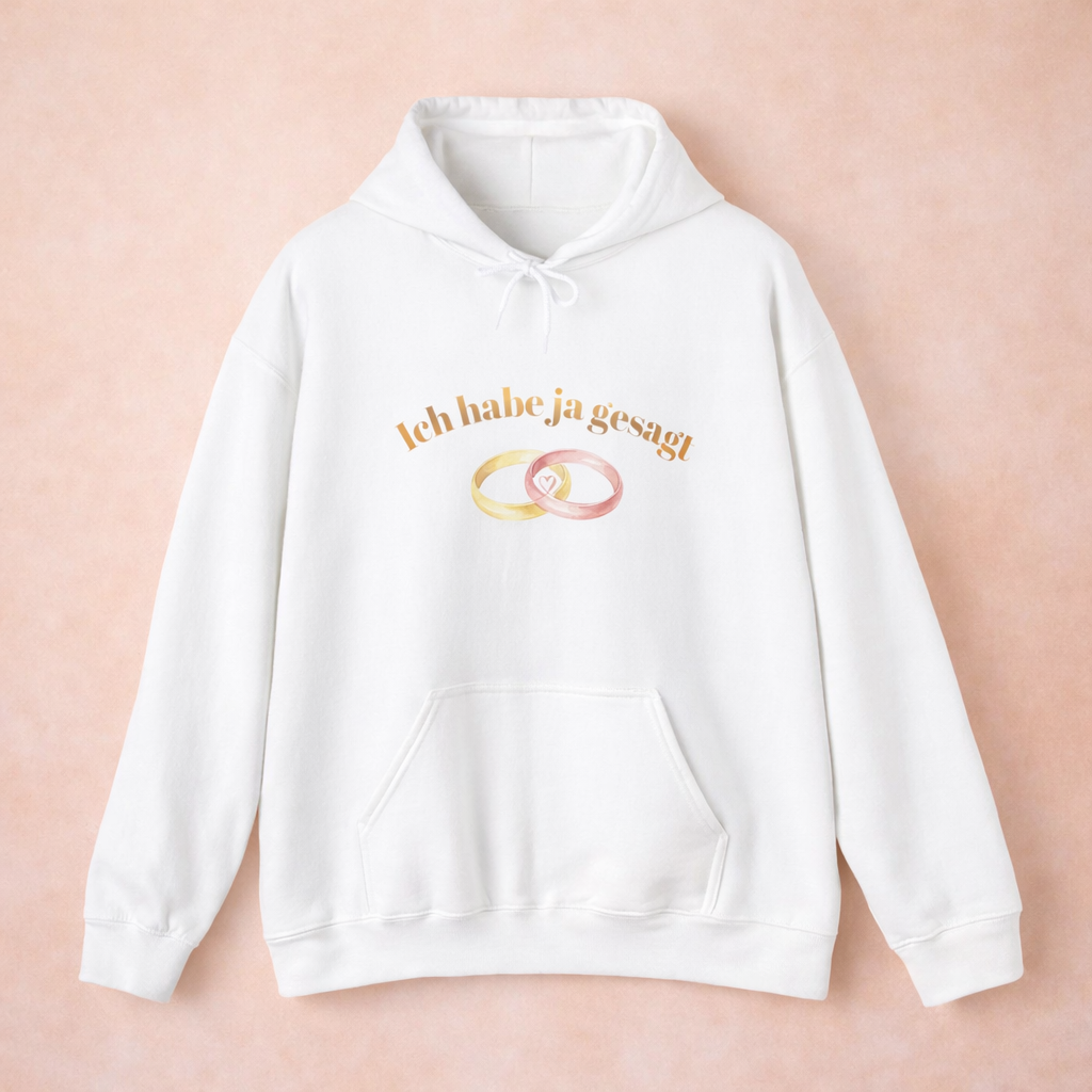 Weißer Unisex Hoodie mit dem Schriftzug „Ich habe Ja gesagt“ und zwei ineinander verschlungenen Eheringen als romantisches Hochzeitsmotiv.