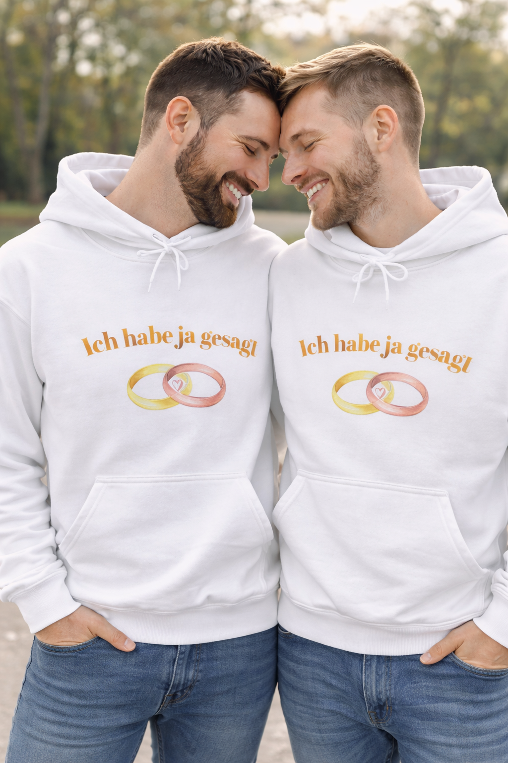Weißer Unisex Hoodie mit dem Schriftzug „Ich habe Ja gesagt“ und zwei ineinander verschlungenen Eheringen als romantisches Hochzeitsmotiv.