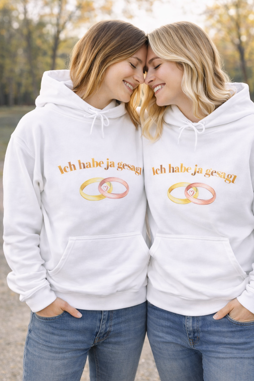 Weißer Unisex Hoodie mit dem Schriftzug „Ich habe Ja gesagt“ und zwei ineinander verschlungenen Eheringen als romantisches Hochzeitsmotiv.