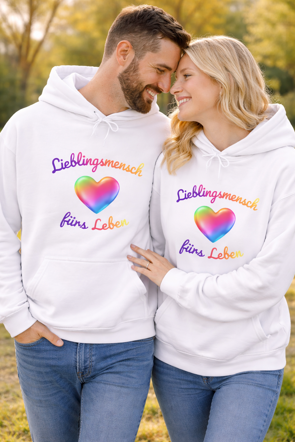 Weißer Unisex Hoodie mit buntem Herz und dem Schriftzug „Lieblingsmensch fürs Leben“ – romantisches Geschenk für Paare und Verliebte.