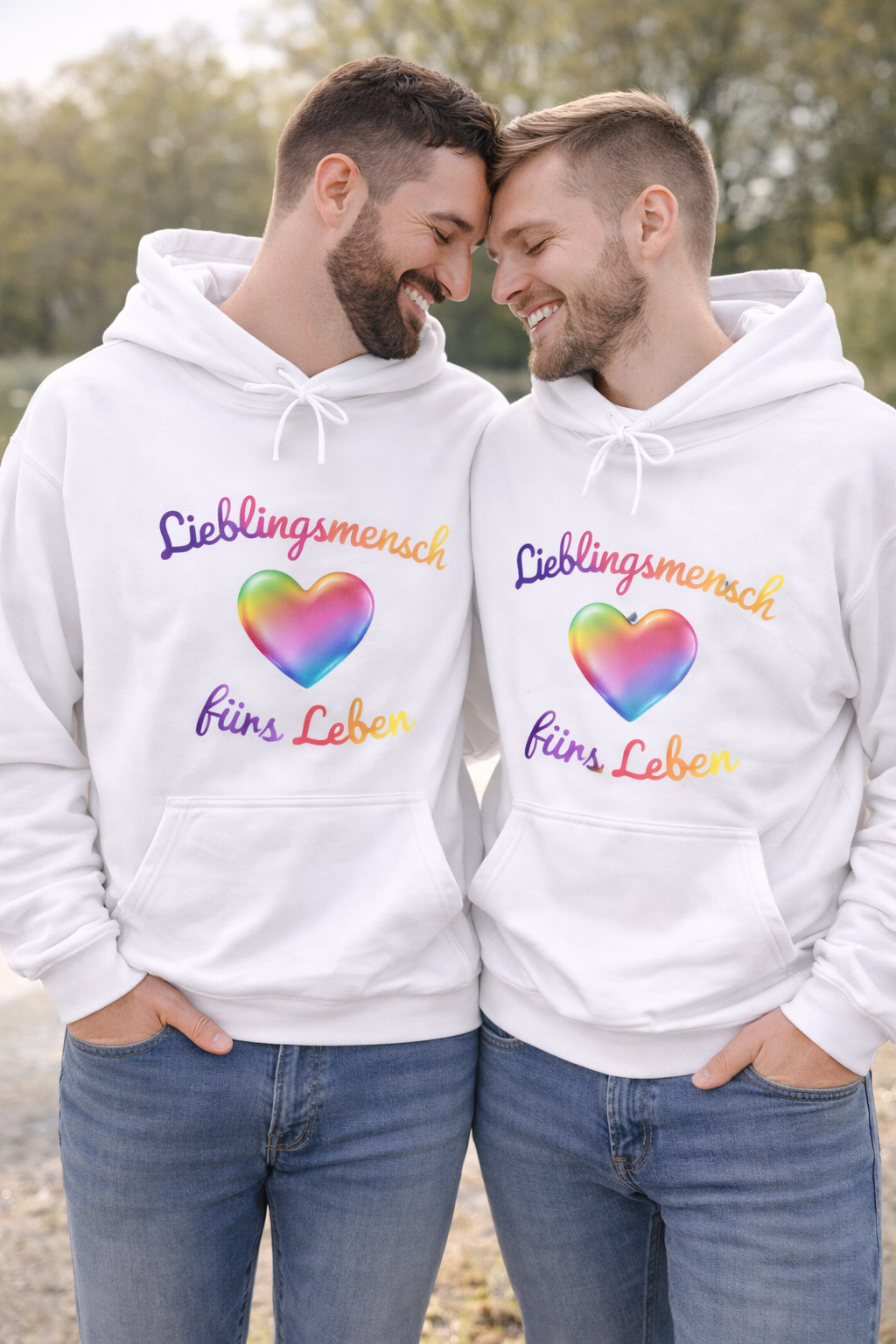 Weißer Unisex Hoodie mit buntem Herz und dem Schriftzug „Lieblingsmensch fürs Leben“ – romantisches Geschenk für Paare und Verliebte.