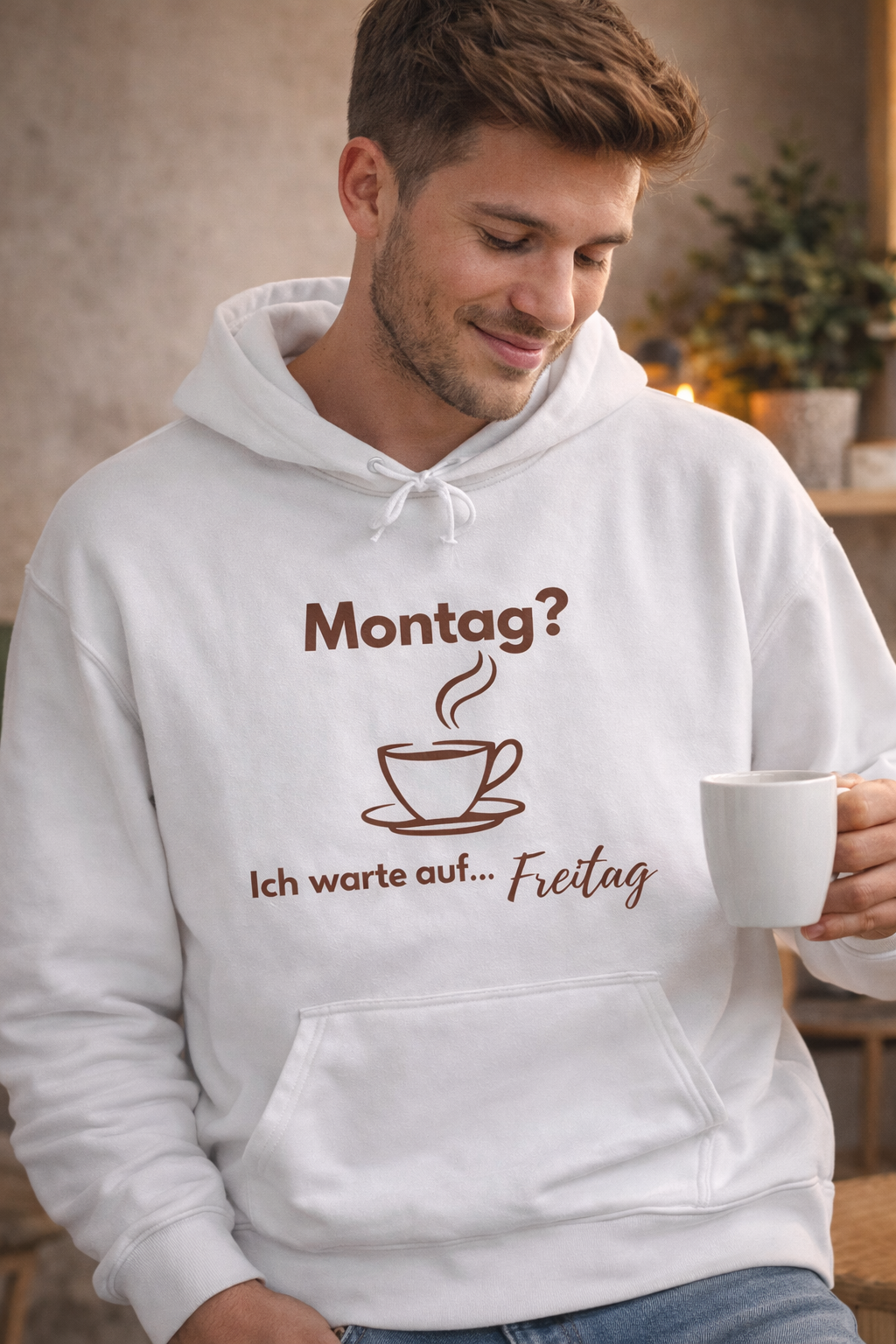 Montag? Ich warte auf Freitag Hoodie – Lustiger Kaffee Hoodie – Cozy Hoodie für Alltag & Büro