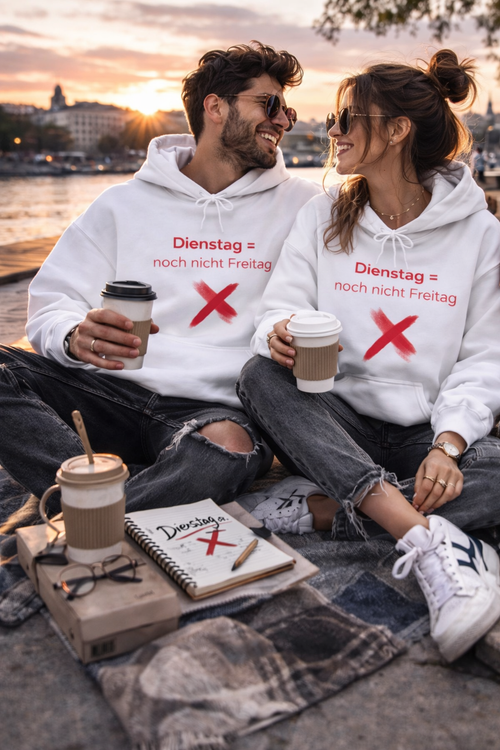 Weißer Hoodie mit dem Spruch „Dienstag = noch nicht Freitag“ und einem roten X als humorvolle Illustration.