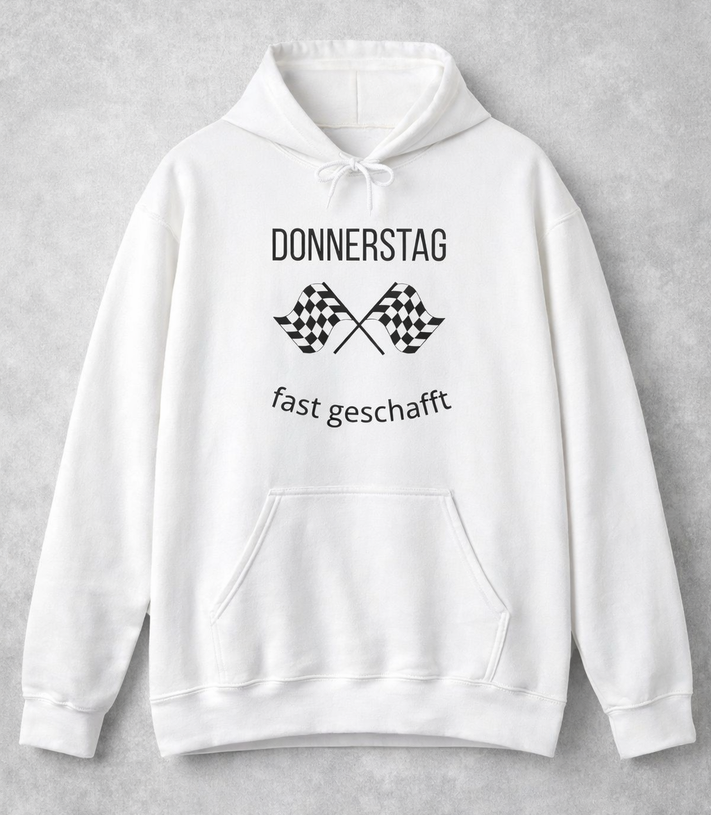 Weißer Hoodie mit dem Spruch „Donnerstag – fast geschafft“ und zwei Zielflaggen als Motiv.