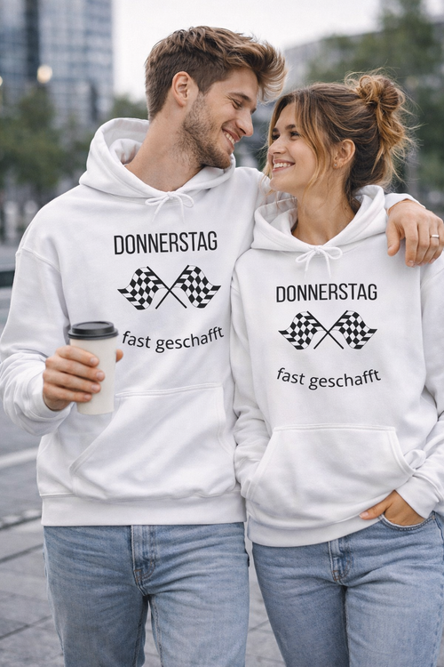 Weißer Hoodie mit dem Spruch „Donnerstag – fast geschafft“ und zwei Zielflaggen als Motiv.