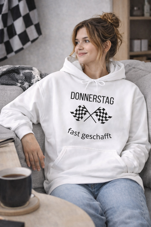 Weißer Hoodie mit dem Spruch „Donnerstag – fast geschafft“ und zwei Zielflaggen als Motiv.