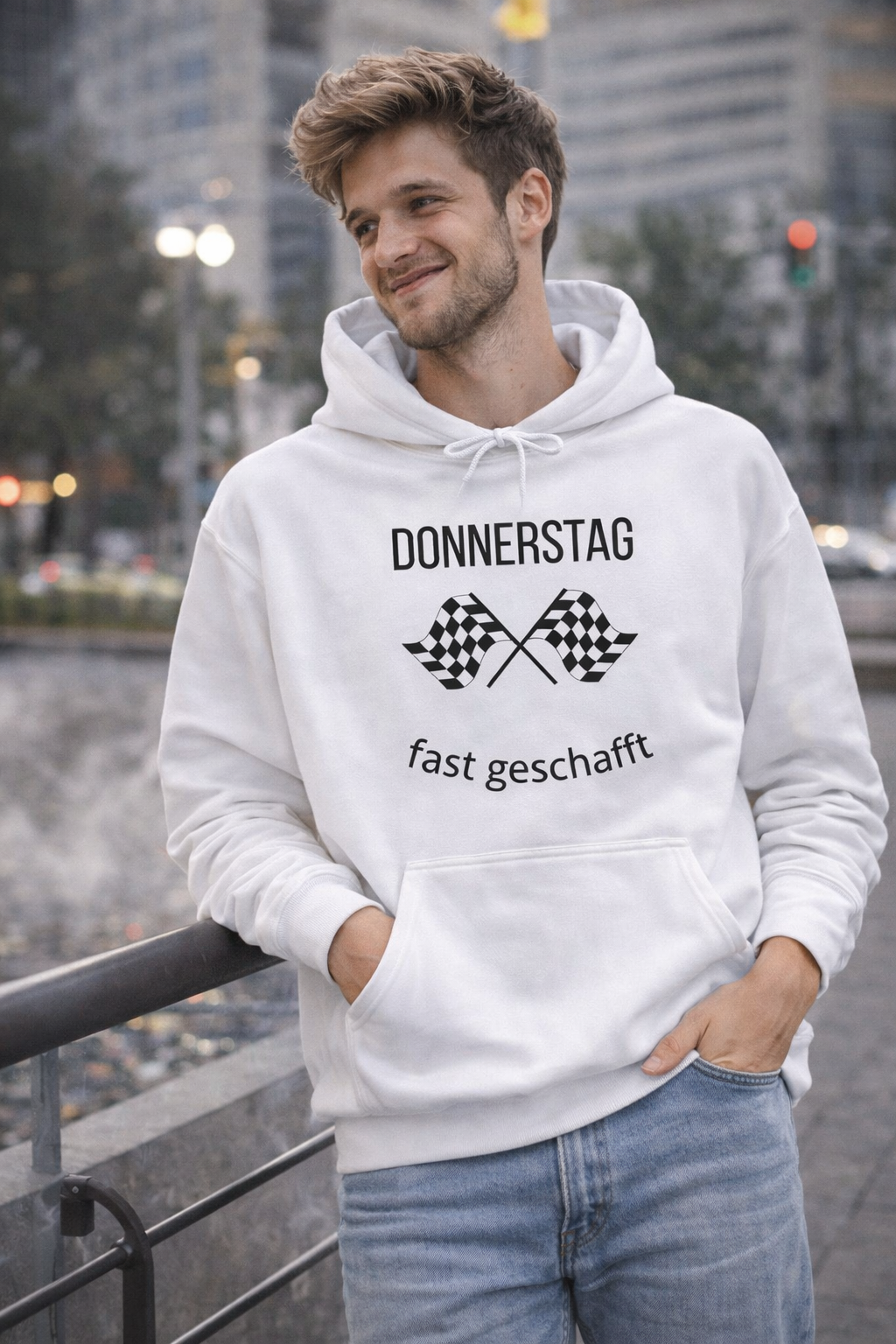 Donnerstag fast geschafft Hoodie – Lustiger Wochen Hoodie – Donnerstag Hoodie – Countdown zum Wochenende – Gemütlicher Kapuzenpullover