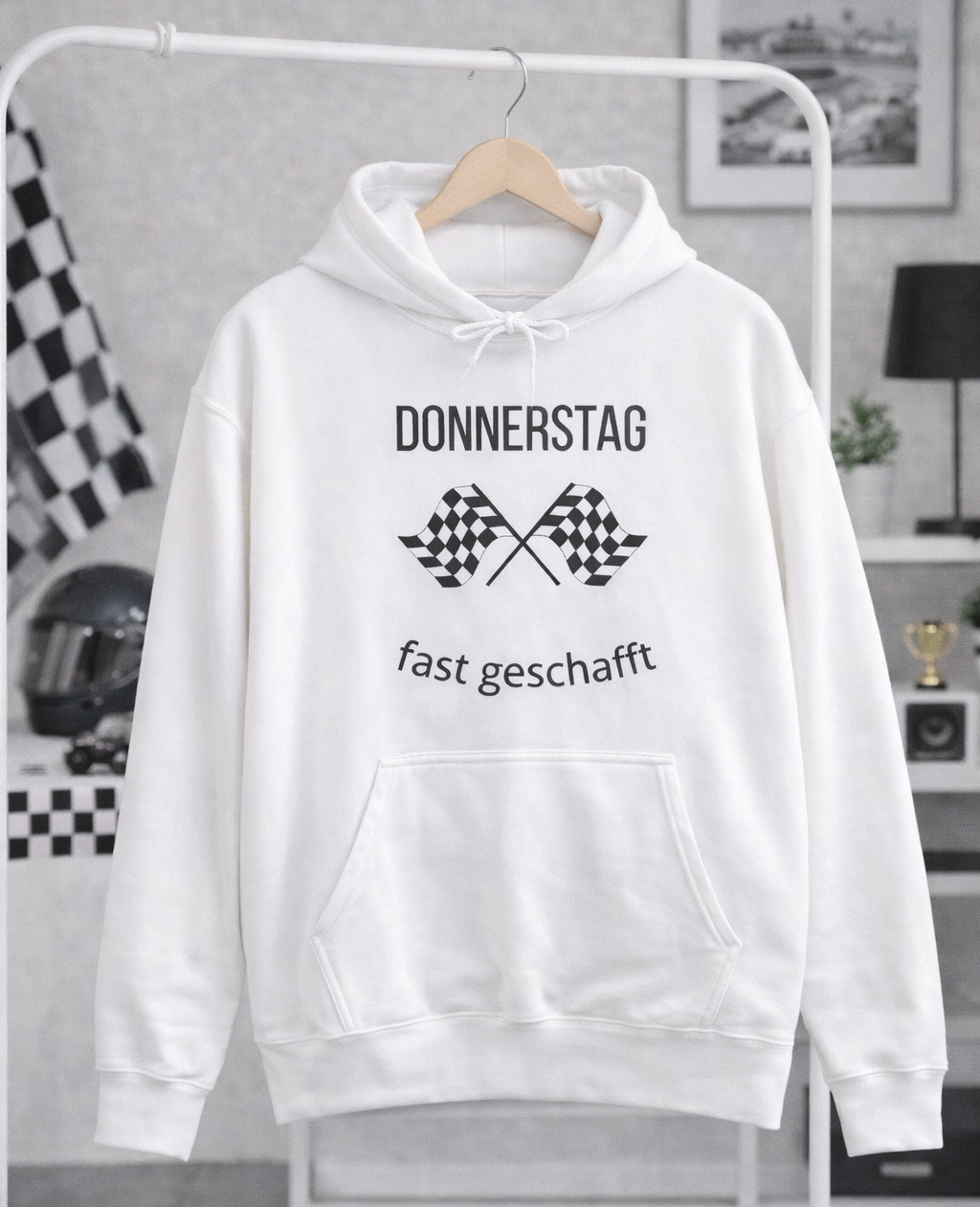 Weißer Hoodie mit dem Spruch „Donnerstag – fast geschafft“ und zwei Zielflaggen als Motiv.