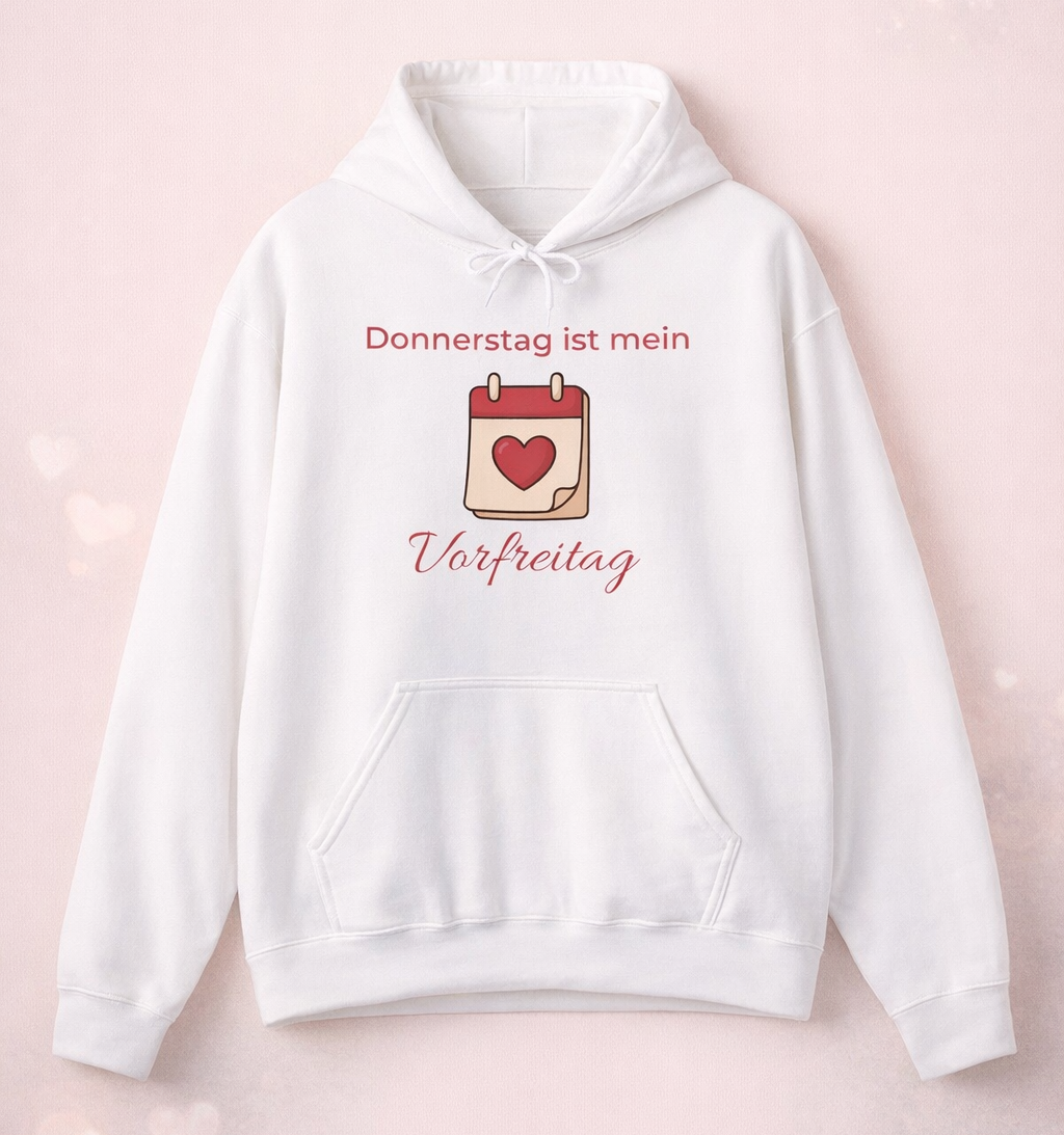 Weißer Hoodie mit dem Spruch „Donnerstag ist mein Vorfreitag“ und einer Kalender-Illustration mit Herzsymbol.