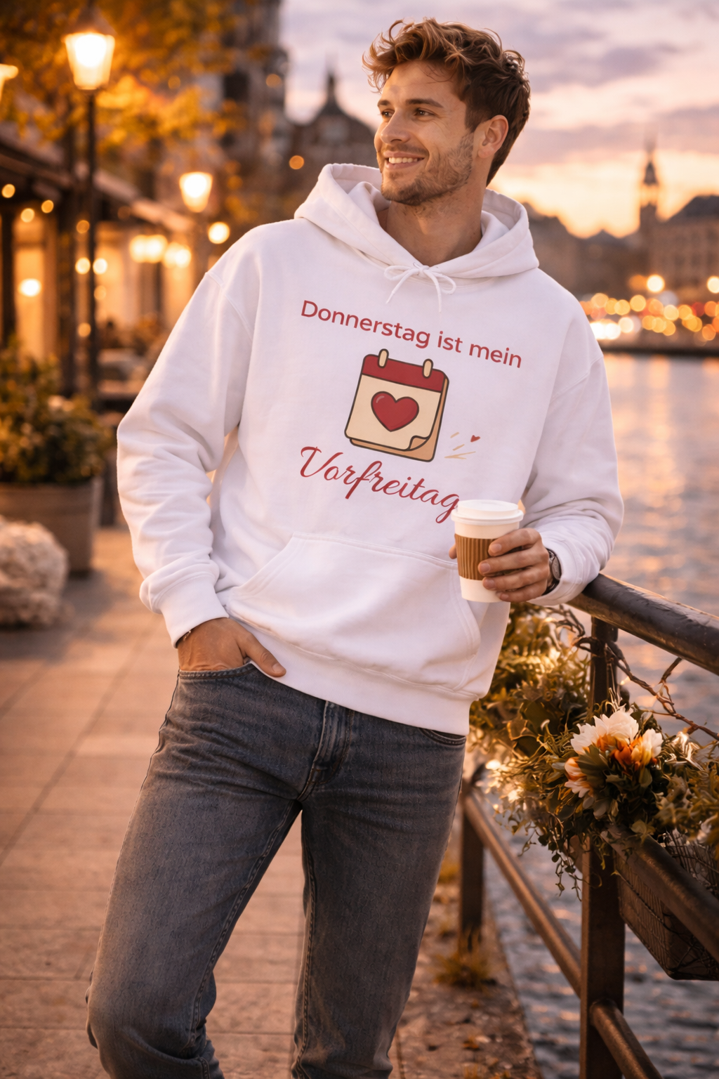 Weißer Hoodie mit dem Spruch „Donnerstag ist mein Vorfreitag“ und einer Kalender-Illustration mit Herzsymbol.