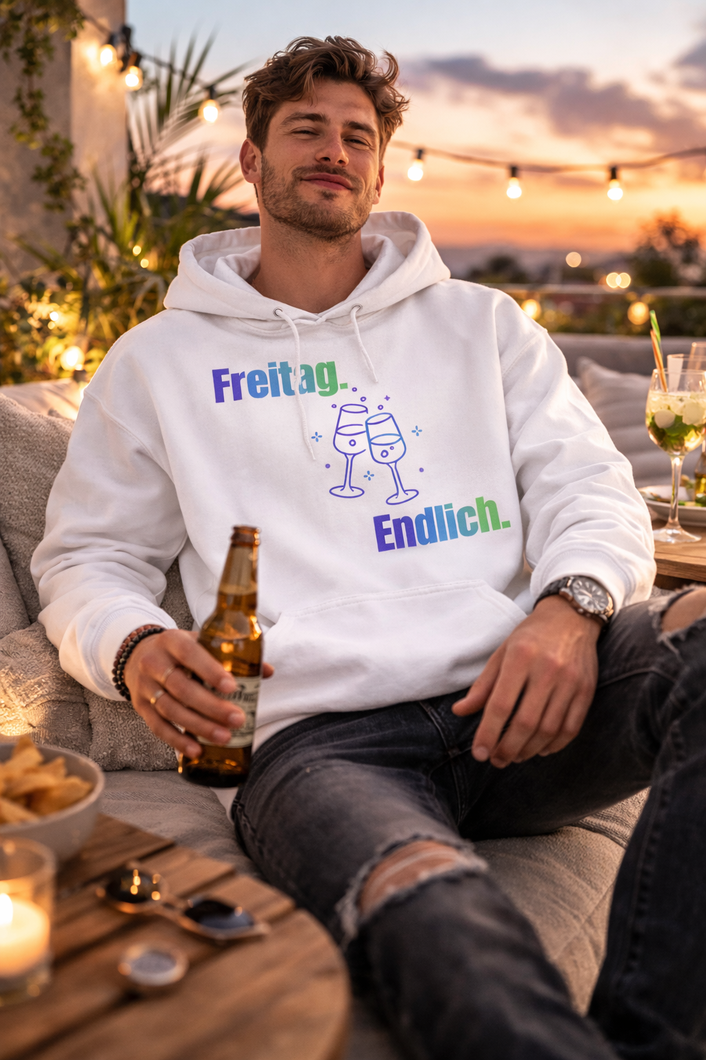 Weißer Hoodie mit dem Spruch „Freitag. Endlich.“ und einer Illustration von zwei anstoßenden Weingläsern.