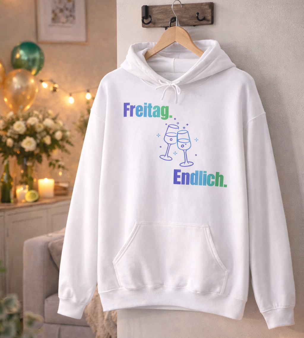 Weißer Hoodie mit dem Spruch „Freitag. Endlich.“ und einer Illustration von zwei anstoßenden Weingläsern.