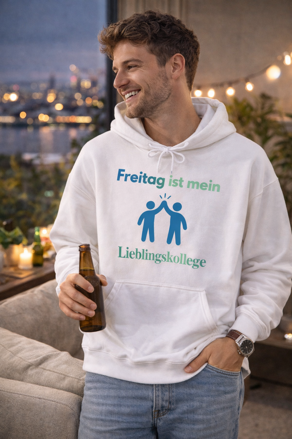 Weißer Hoodie mit dem Spruch „Freitag ist mein Lieblingskollege“ und einer humorvollen Illustration von zwei Personen beim High-Five.