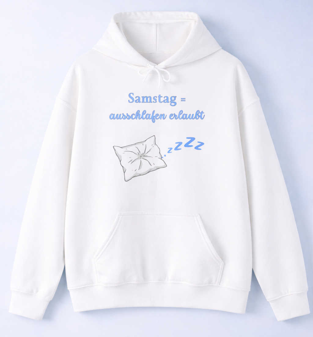 Weißer Hoodie mit Kissen-Motiv, Schlafsymbolen und dem Spruch „Samstag = Ausschlafen erlaubt“.