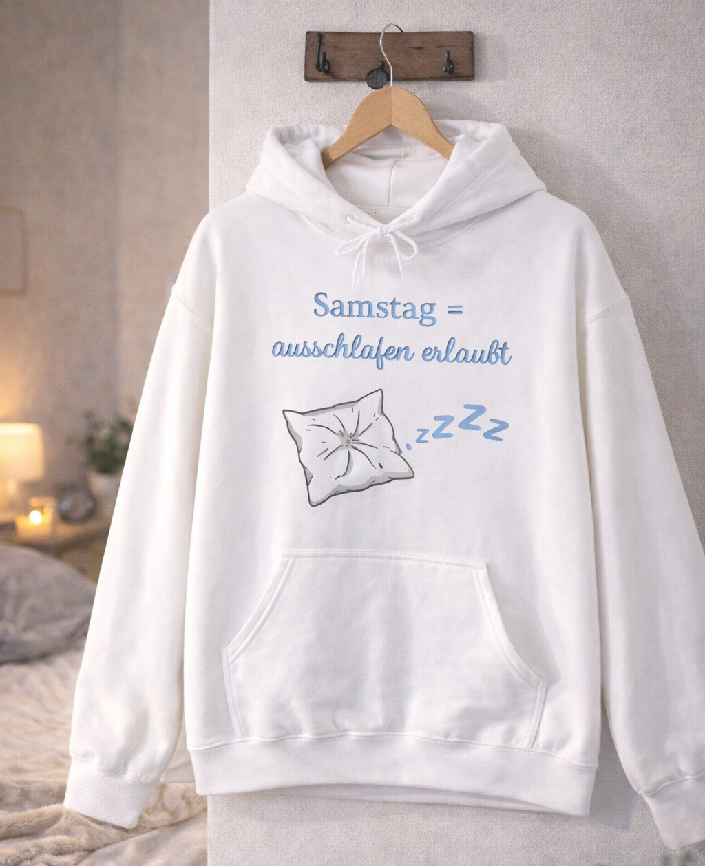 Weißer Hoodie mit Kissen-Motiv, Schlafsymbolen und dem Spruch „Samstag = Ausschlafen erlaubt“.