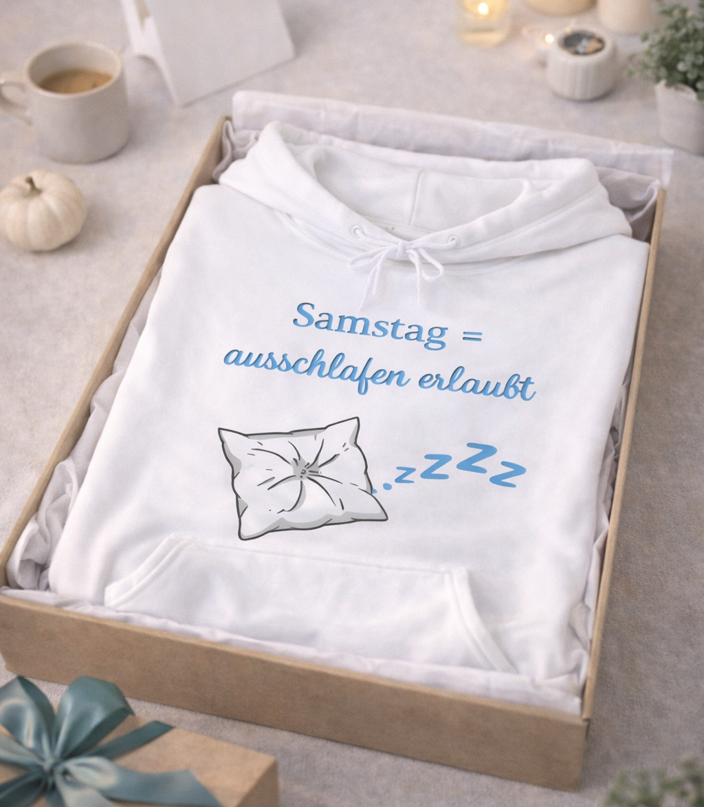 Weißer Hoodie mit Kissen-Motiv, Schlafsymbolen und dem Spruch „Samstag = Ausschlafen erlaubt“.