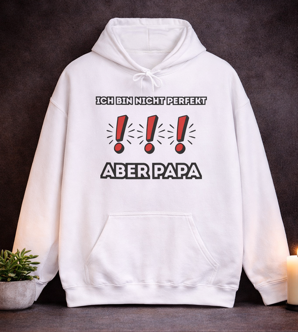 Weißer Hoodie mit dem Spruch „Ich bin nicht perfekt ... ABER PAPA“ und drei roten Ausrufezeichen als auffälliges Designelement.
