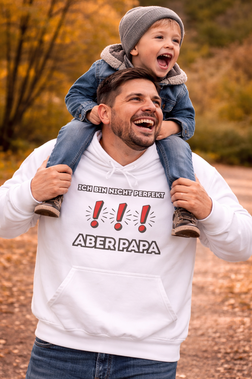 Weißer Hoodie mit dem Spruch „Ich bin nicht perfekt ... ABER PAPA“ und drei roten Ausrufezeichen als auffälliges Designelement.