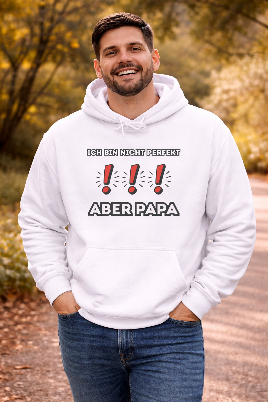 Weißer Hoodie mit dem Spruch „Ich bin nicht perfekt ... ABER PAPA“ und drei roten Ausrufezeichen als auffälliges Designelement.