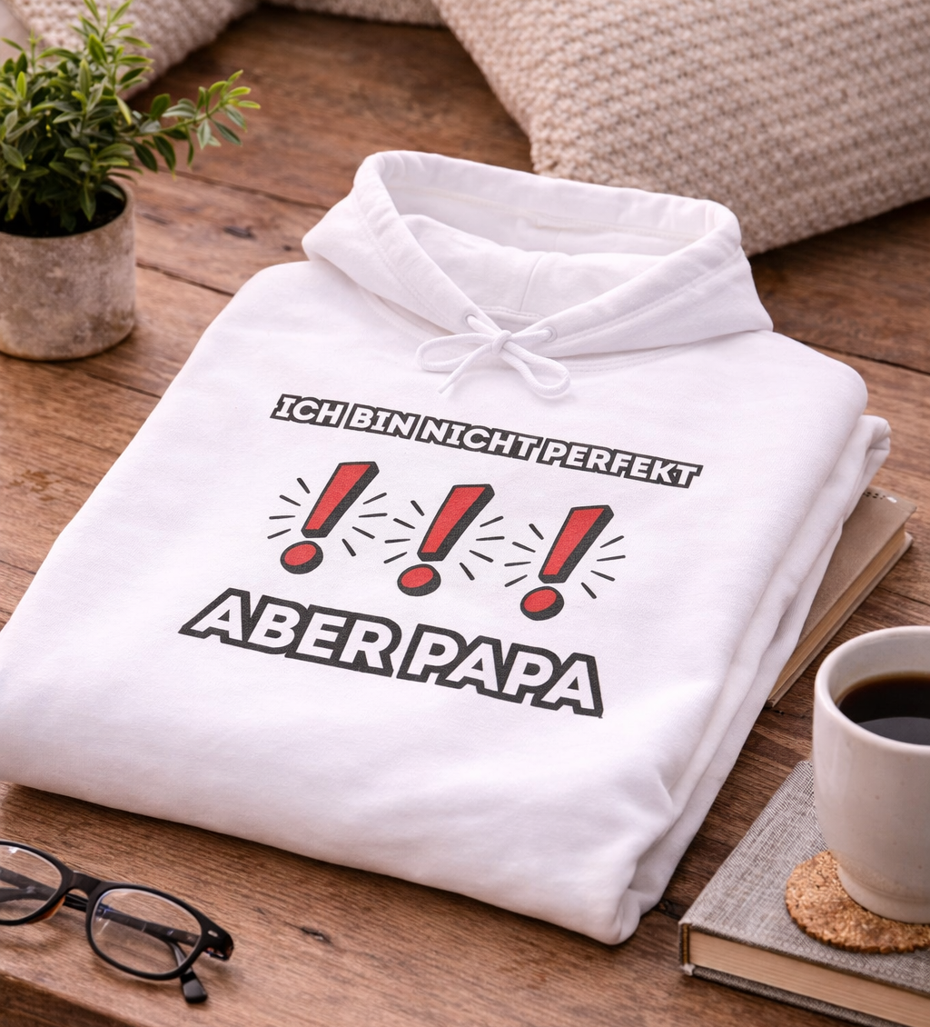Weißer Hoodie mit dem Spruch „Ich bin nicht perfekt ... ABER PAPA“ und drei roten Ausrufezeichen als auffälliges Designelement.
