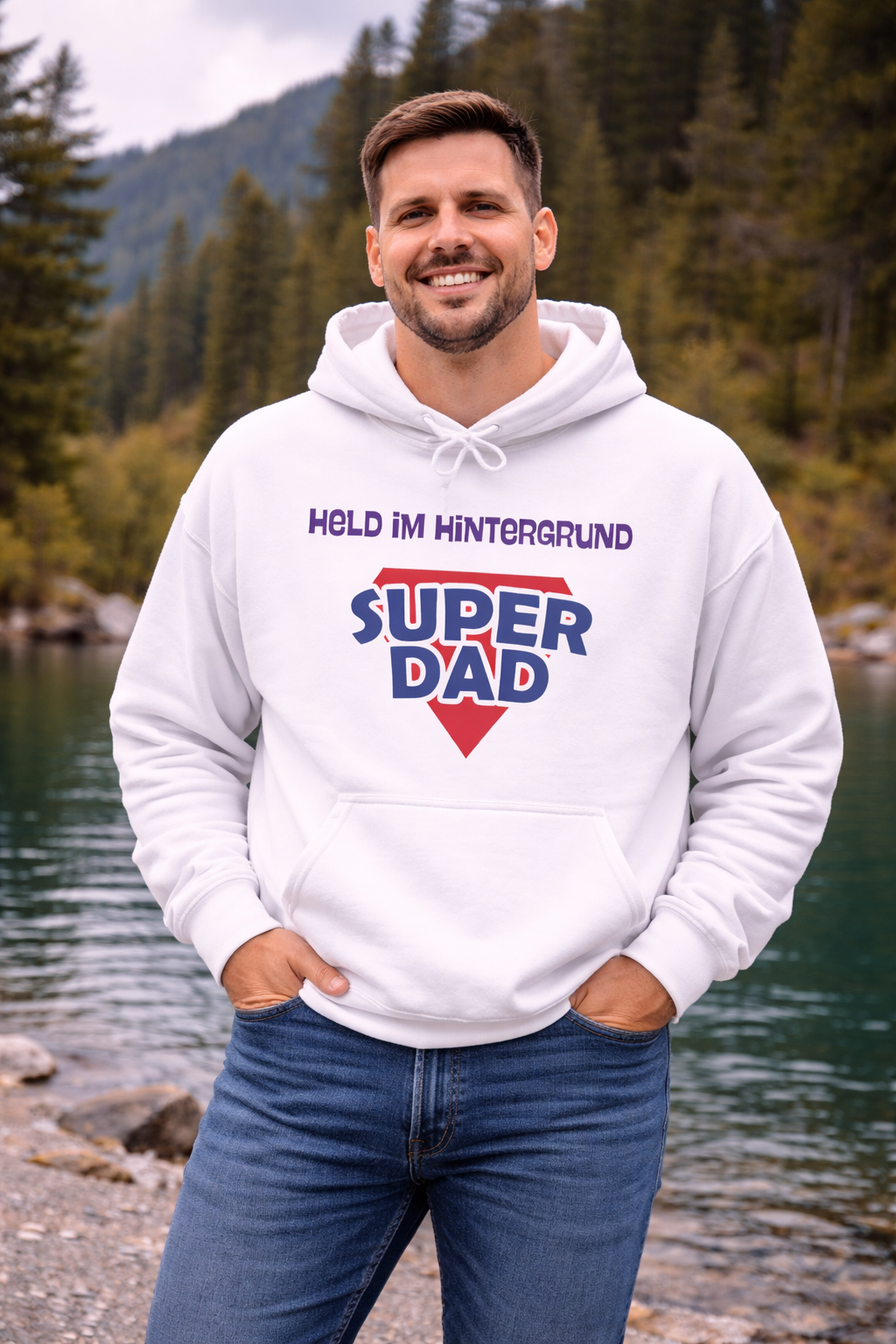Weißer Unisex Hoodie mit Aufdruck „Held im Hintergrund – Super Dad“ als Geschenkidee für Papa zum Vatertag, Geburtstag oder Weihnachten.