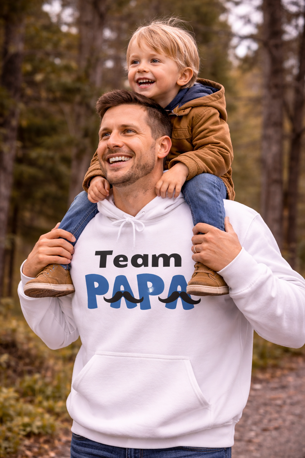 Weißer Hoodie mit dem Schriftzug „Team Papa“ und Schnurrbart-Motiv – ideal als Geschenk für Väter und Familienmenschen.