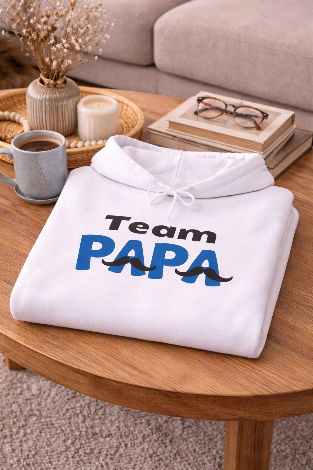 Weißer Hoodie mit dem Schriftzug „Team Papa“ und Schnurrbart-Motiv – ideal als Geschenk für Väter und Familienmenschen.