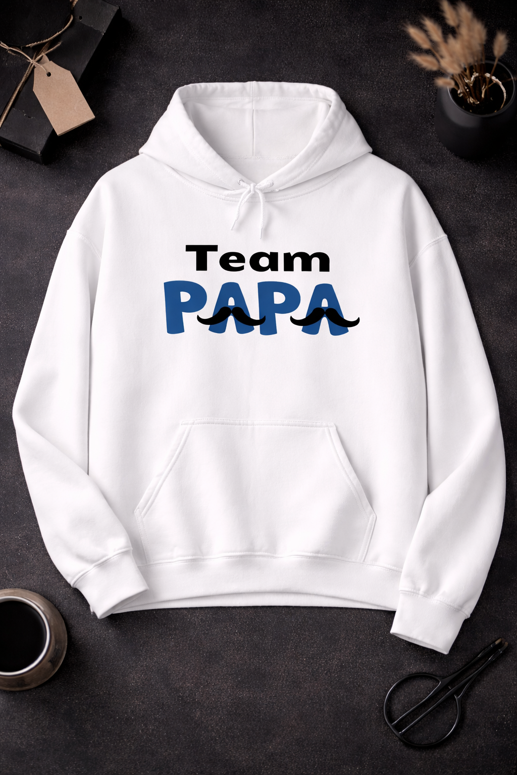 Weißer Hoodie mit dem Schriftzug „Team Papa“ und Schnurrbart-Motiv – ideal als Geschenk für Väter und Familienmenschen.