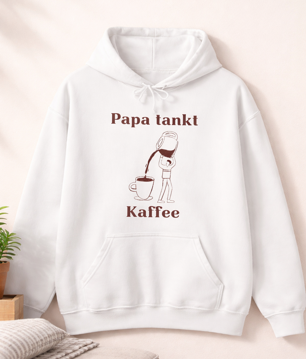 Weißer Hoodie mit dem Spruch „Papa tankt Kaffee“ und einer Illustration einer Kaffeekanne, die Kaffee in eine Tasse einschenkt.