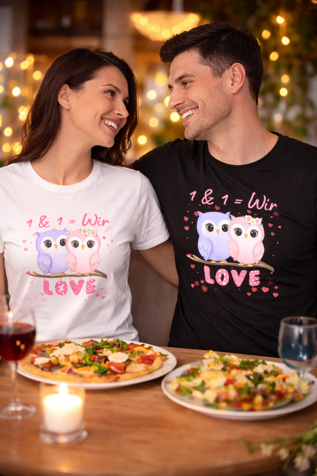 Unisex T-Shirt mit zwei niedlichen Eulen auf einem Ast, dem Schriftzug „1 & 1 = Wir“ und dem Wort „LOVE“ – romantisches Partner-Shirt für Verliebte.