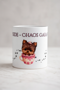 Weiße 330 ml Keramiktasse mit dem Spruch „Yorki Inside – Chaos garantiert“ und drei niedlichen Yorkshire Terriern in Tassen – lustige Geschenktasse für Yorkie-Fans.