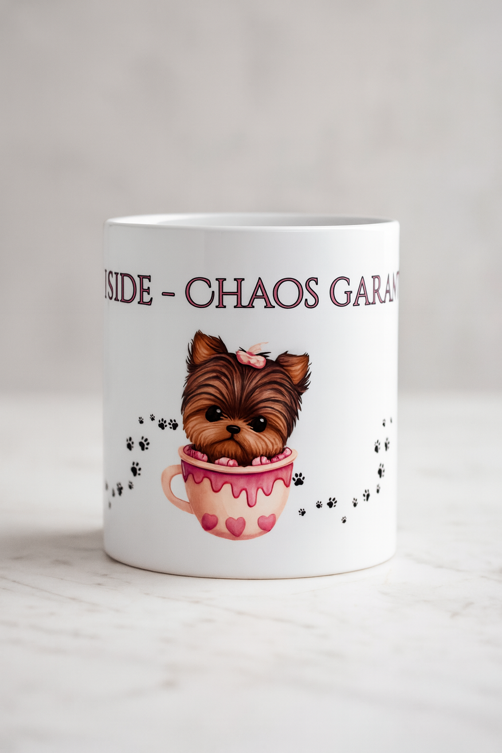 Weiße 330 ml Keramiktasse mit dem Spruch „Yorki Inside – Chaos garantiert“ und drei niedlichen Yorkshire Terriern in Tassen – lustige Geschenktasse für Yorkie-Fans.
